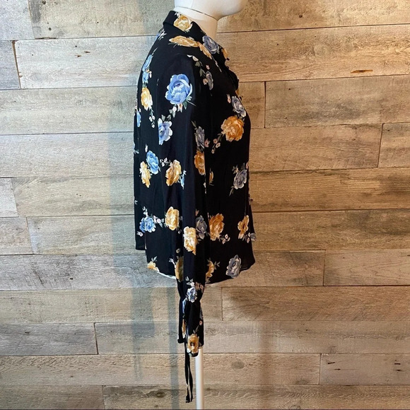 H&M Divided floral blouse in size 4 - Picture 4 of 7